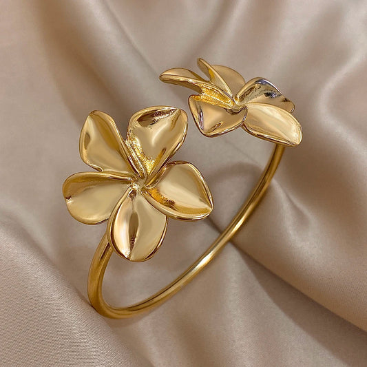 Oceľový náramok s dvoma kvetmi – elegantný pozlátený cuff štýl
