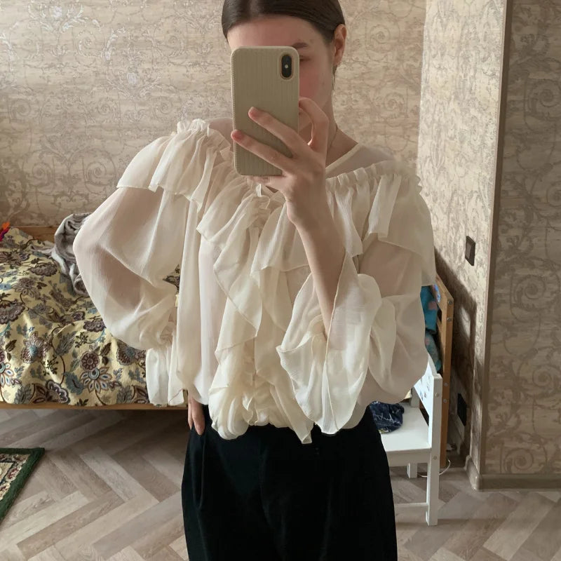Priesvitná blúzka s výstrihom do V a volánmi – sexi boho štýl