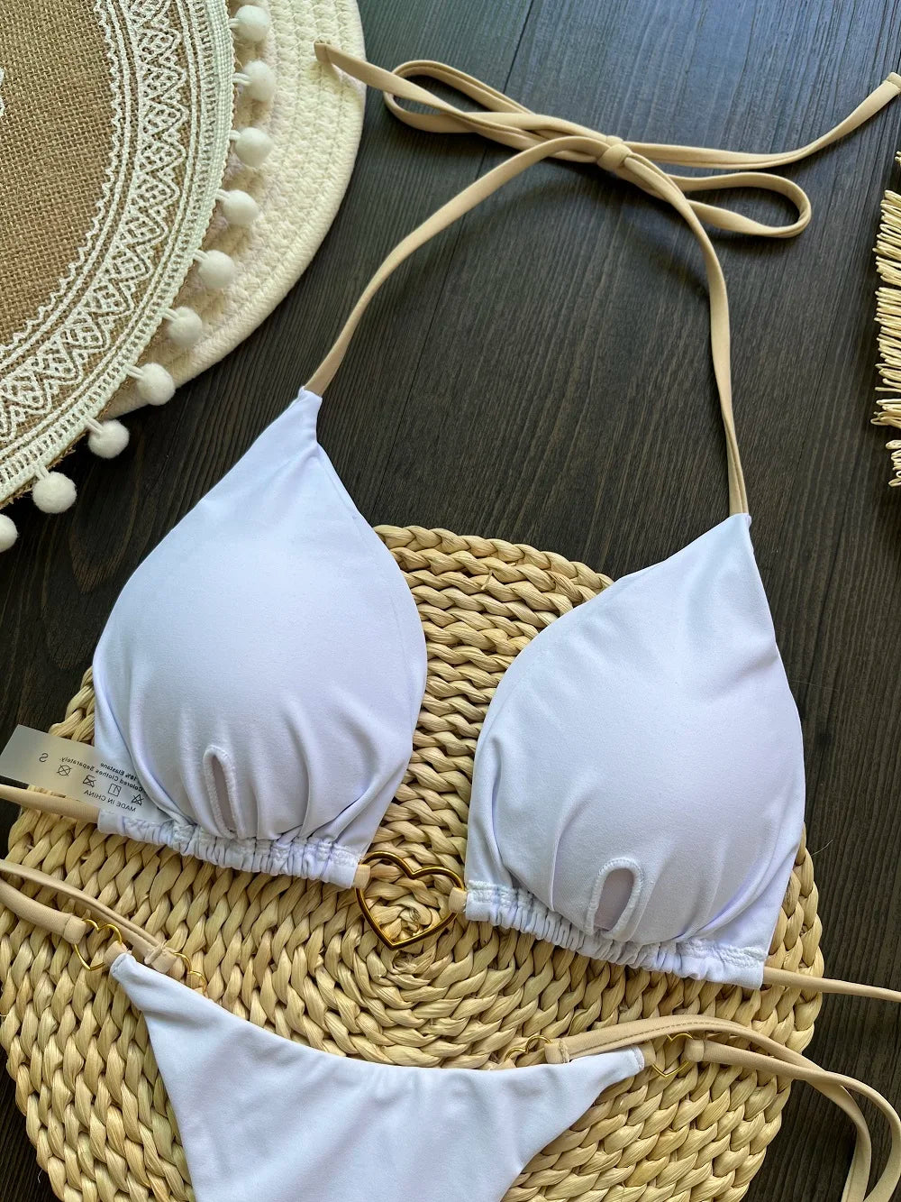 Dvojdielne trojuholníkové bikiny s tangovým spodkom – sexi letný štýl