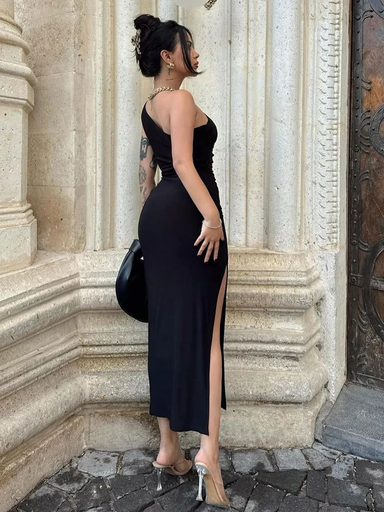Čierne maxi šaty s rázporkom a odhaleným chrbtom – sexi elegantný štýl
