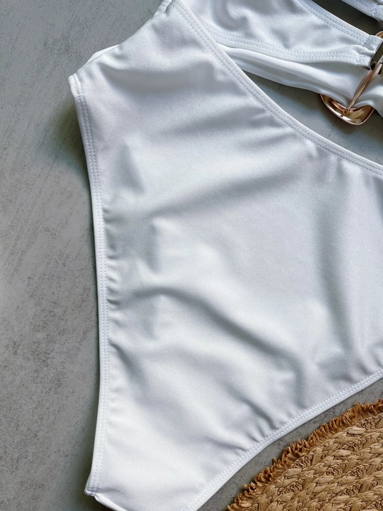 Jednodielne plavky s kovovými krúžkami a výrezmi – sexi bandeau strih