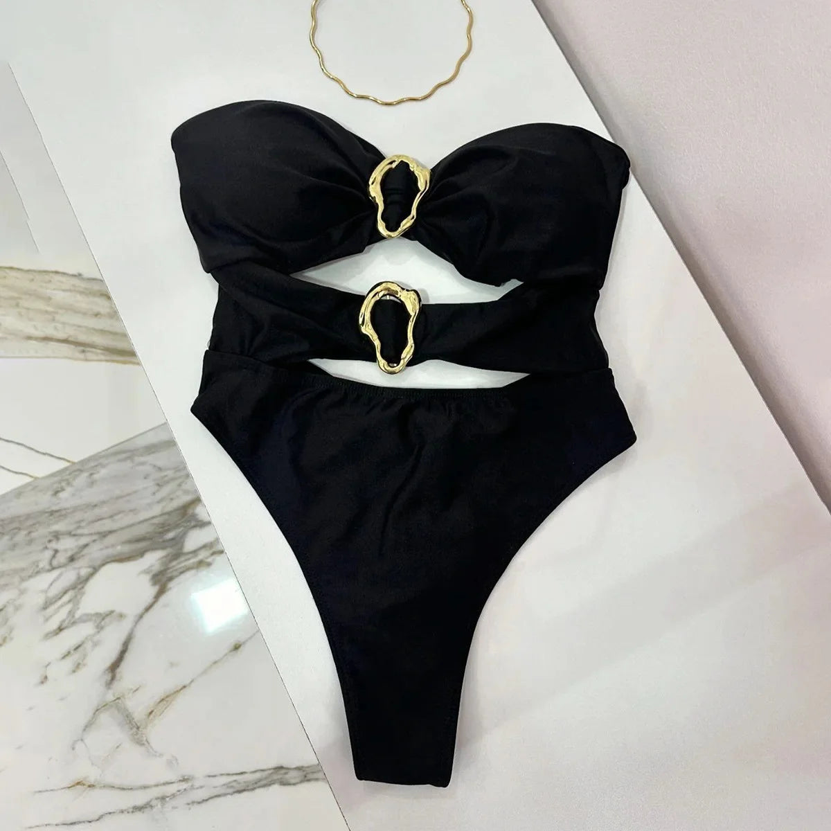 Jednodielne plavky s kovovými krúžkami a výrezmi – sexi bandeau strih