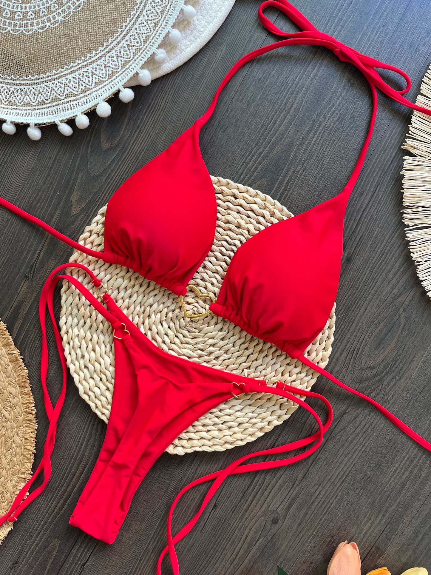 Dvojdielne trojuholníkové bikiny s tangovým spodkom – sexi letný štýl