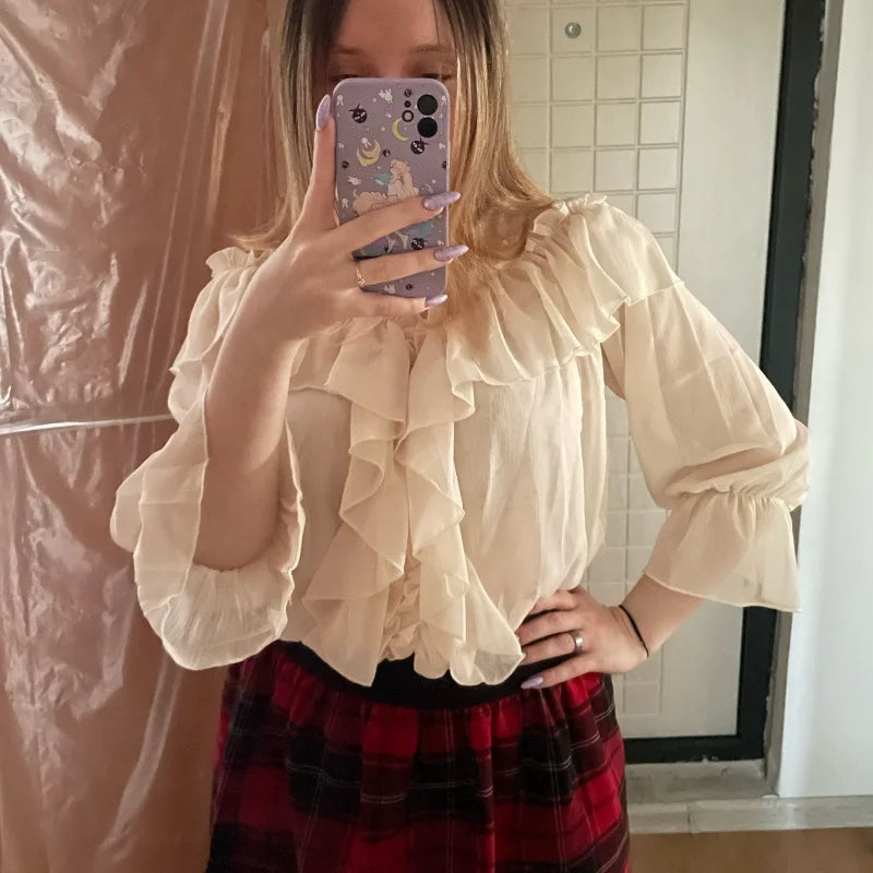 Priesvitná blúzka s výstrihom do V a volánmi – sexi boho štýl