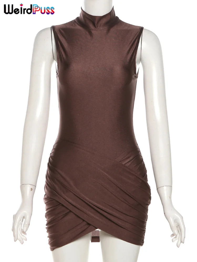 Mini šaty s volánmi a polovičným rolákom – sexi bodycon štýl na párty