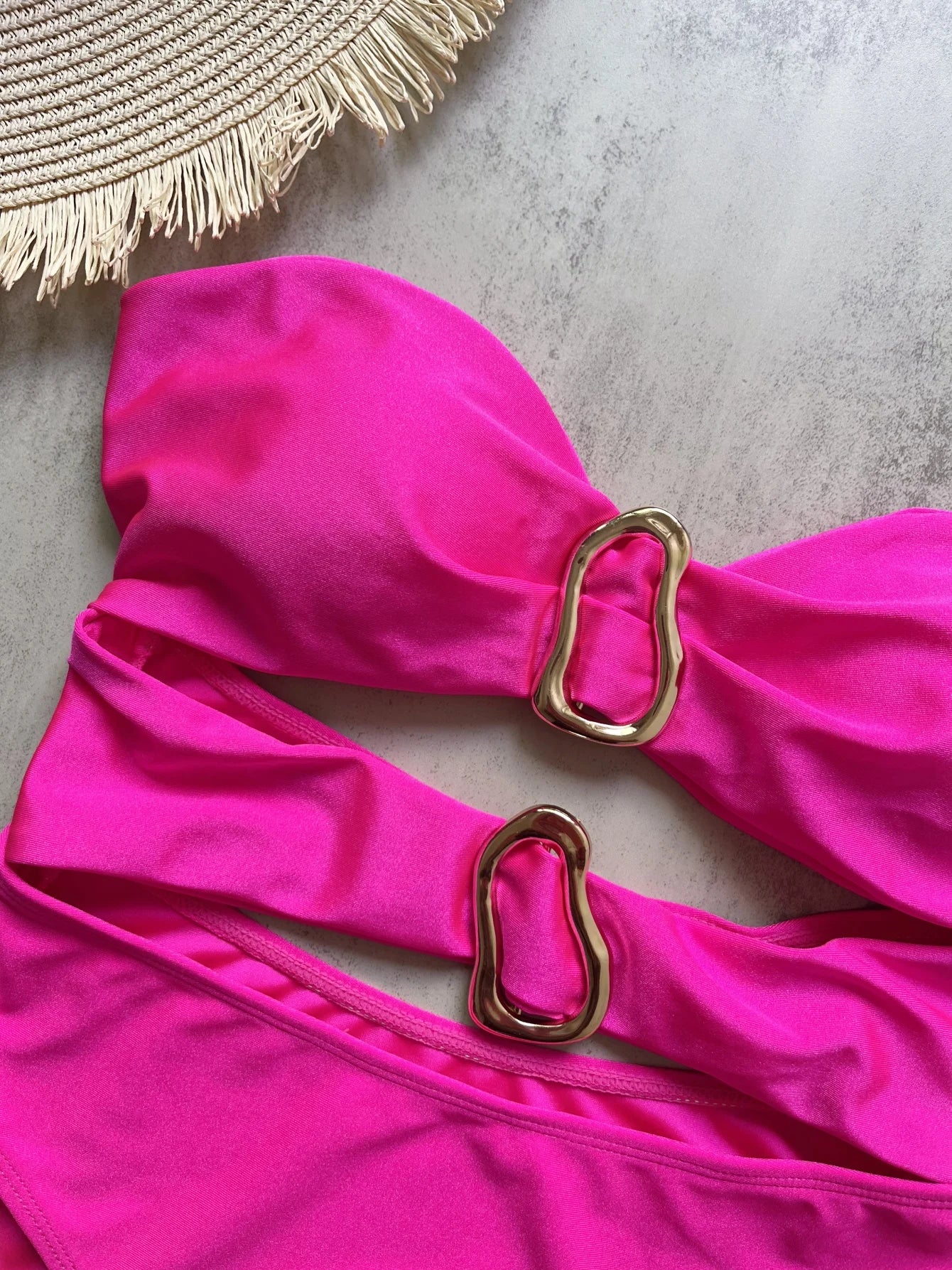 Jednodielne plavky s kovovými krúžkami a výrezmi – sexi bandeau strih