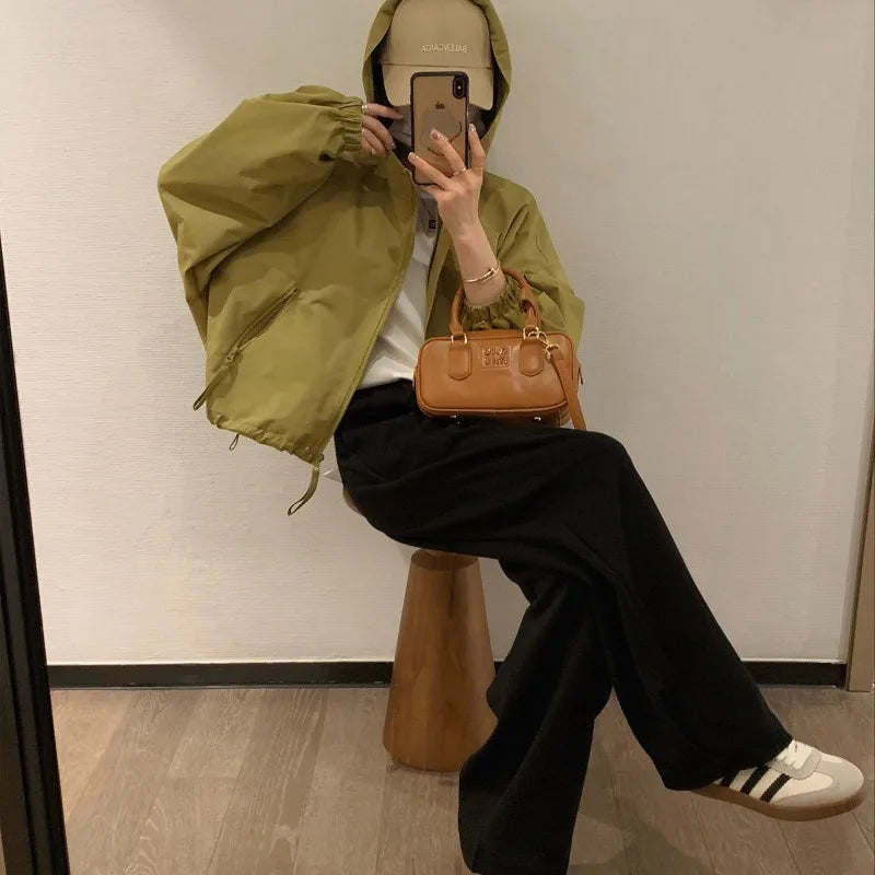 Dámska krátka bunda s kapucňou – voľná, štýlová