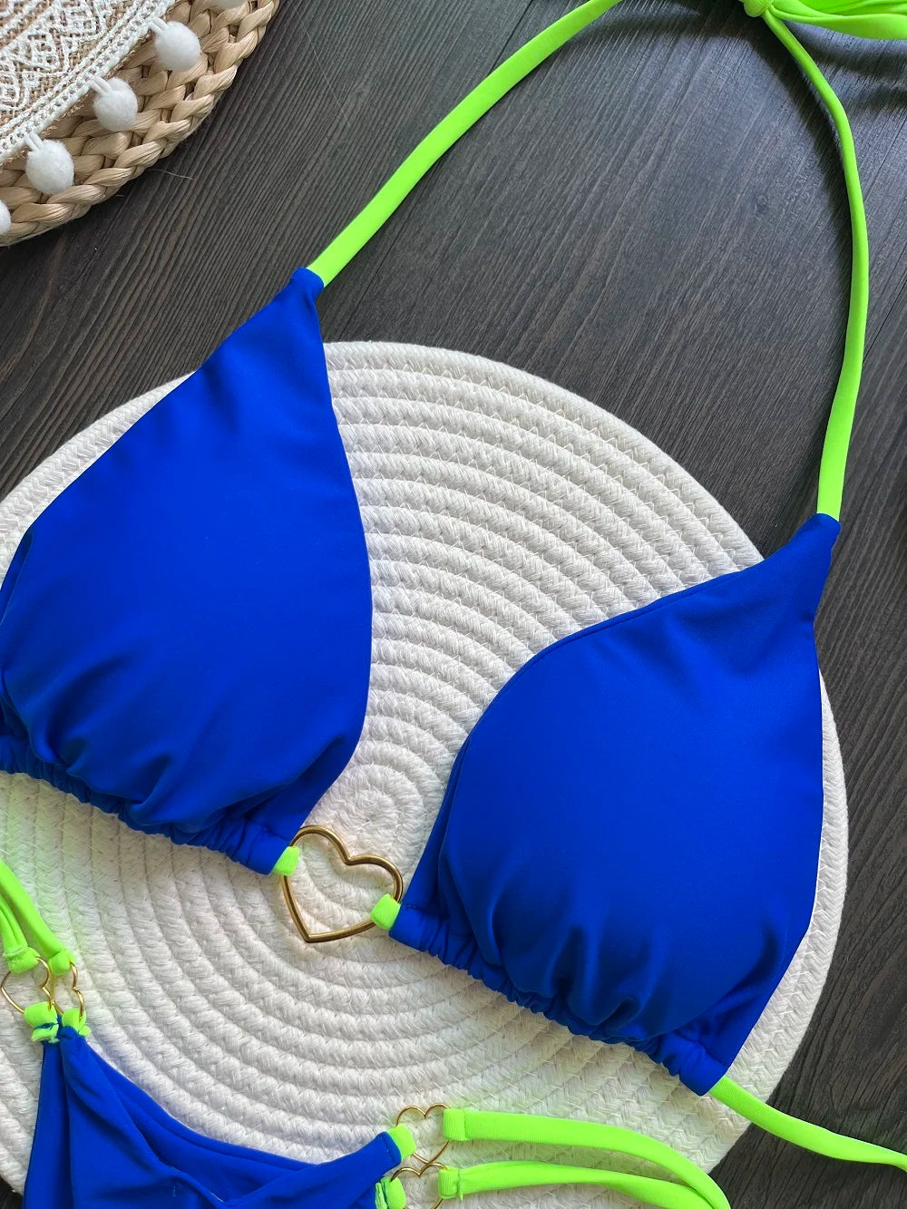 Dvojdielne trojuholníkové bikiny s tangovým spodkom – sexi letný štýl