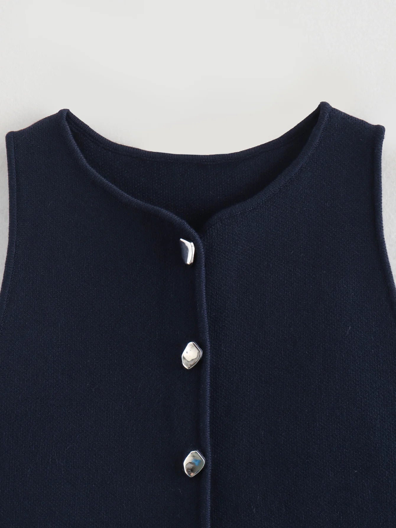 Pletený crop top s gombíkmi – letný basic streetwear