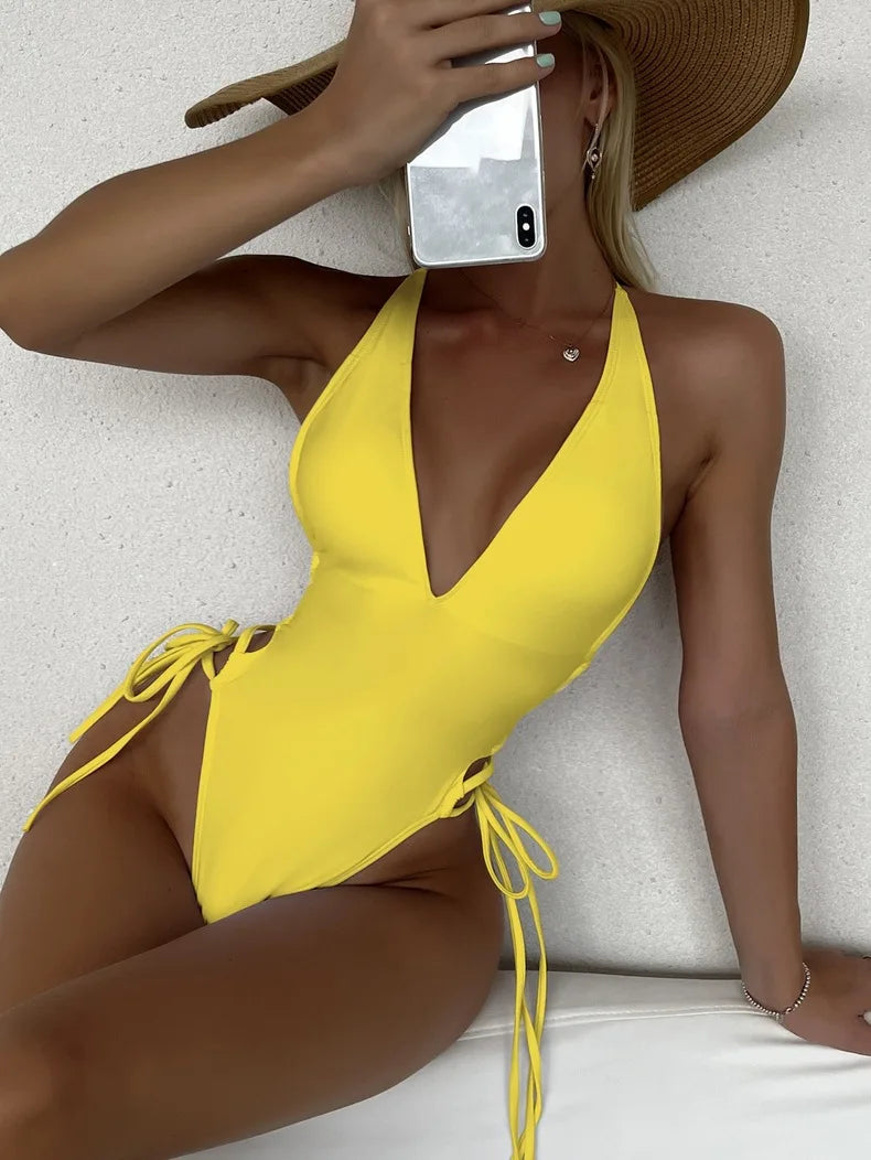Jednodielne plavky s viazaním a push-up efektom – sexi bodysuit na pláž