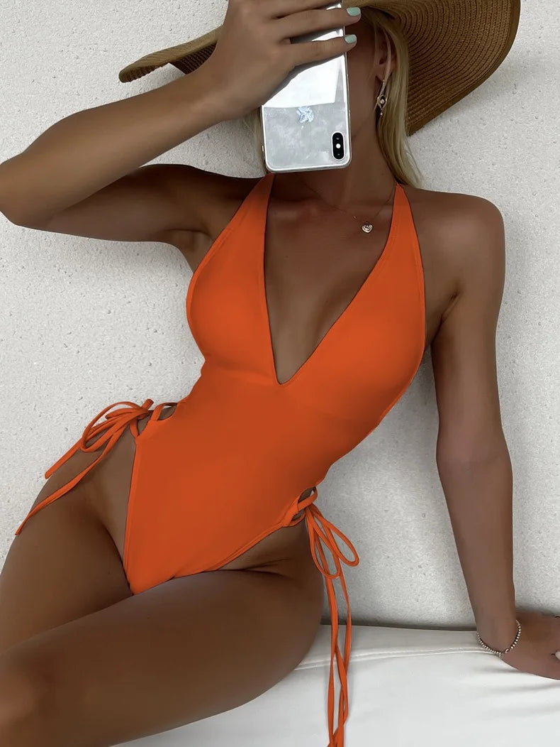 Jednodielne plavky s viazaním a push-up efektom – sexi bodysuit na pláž