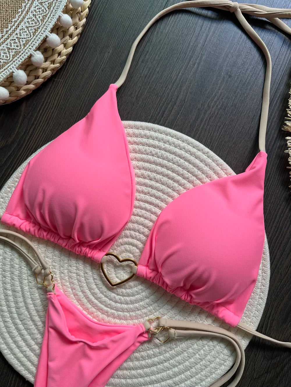Dvojdielne trojuholníkové bikiny s tangovým spodkom – sexi letný štýl