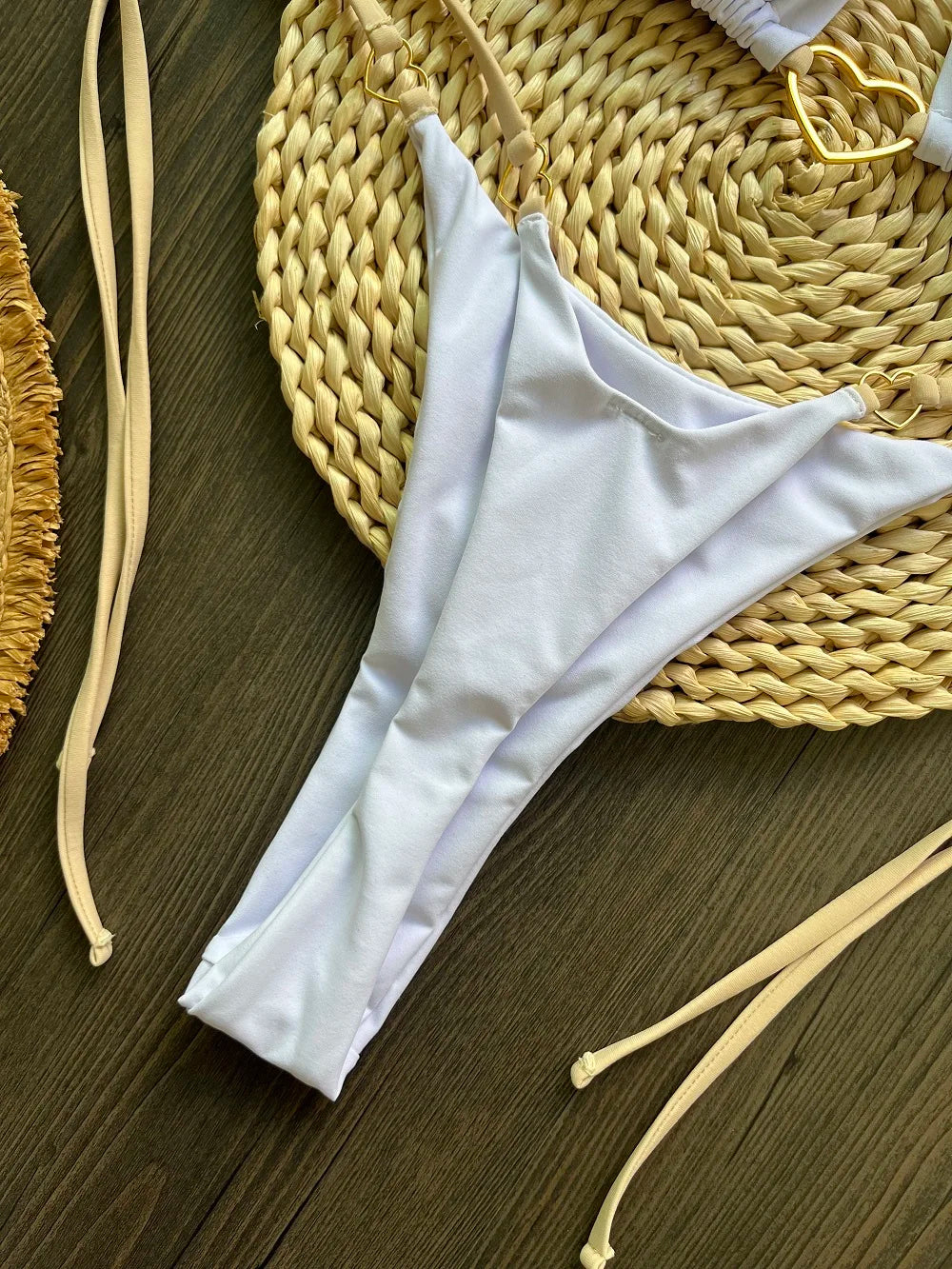 Dvojdielne trojuholníkové bikiny s tangovým spodkom – sexi letný štýl