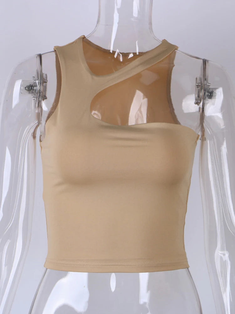 Asymetrický crop top s výrezom – sexi športový štýl bez ramien