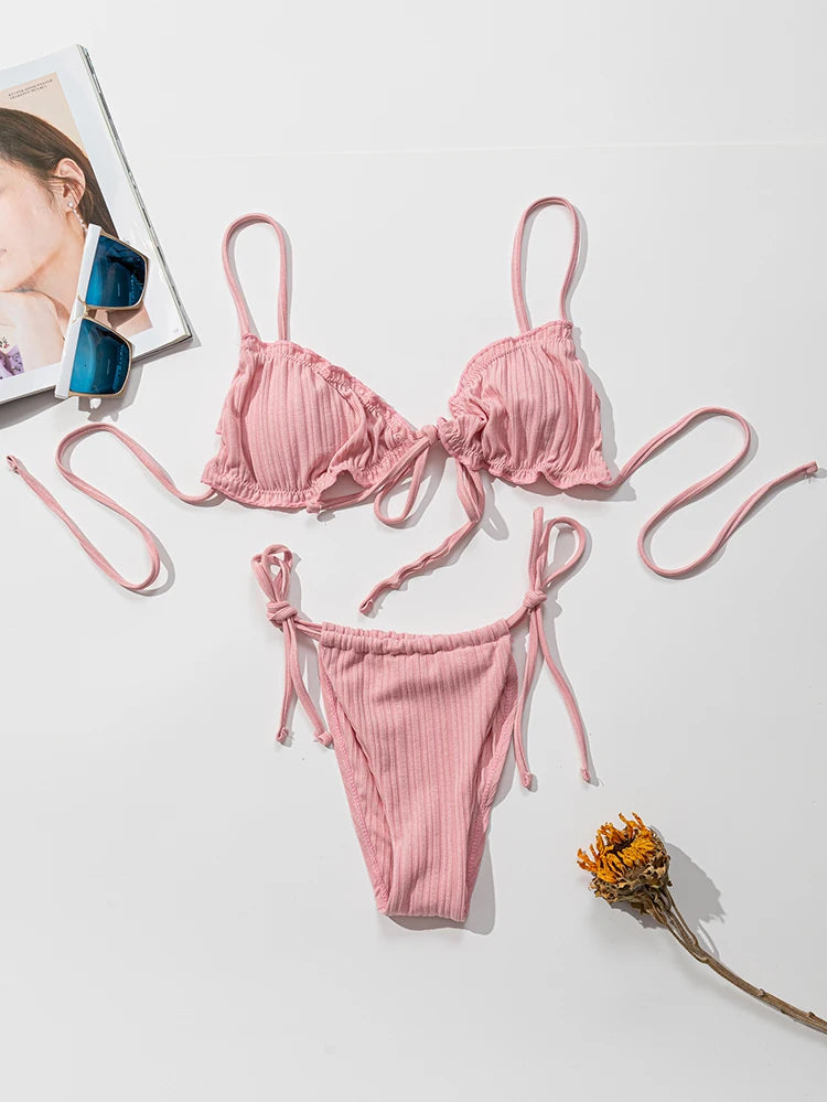 Jednofarebné bikiny s rebrovaným vzorom – push-up strih a viazanie