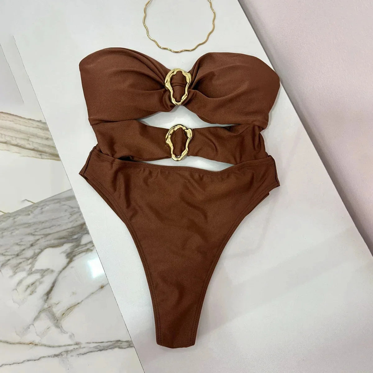 Jednodielne plavky s kovovými krúžkami a výrezmi – sexi bandeau strih