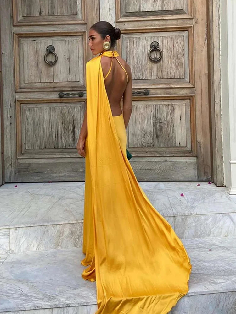 Elegantné dlhé šaty s holými ramenami a viazaním – letný ženský štýl