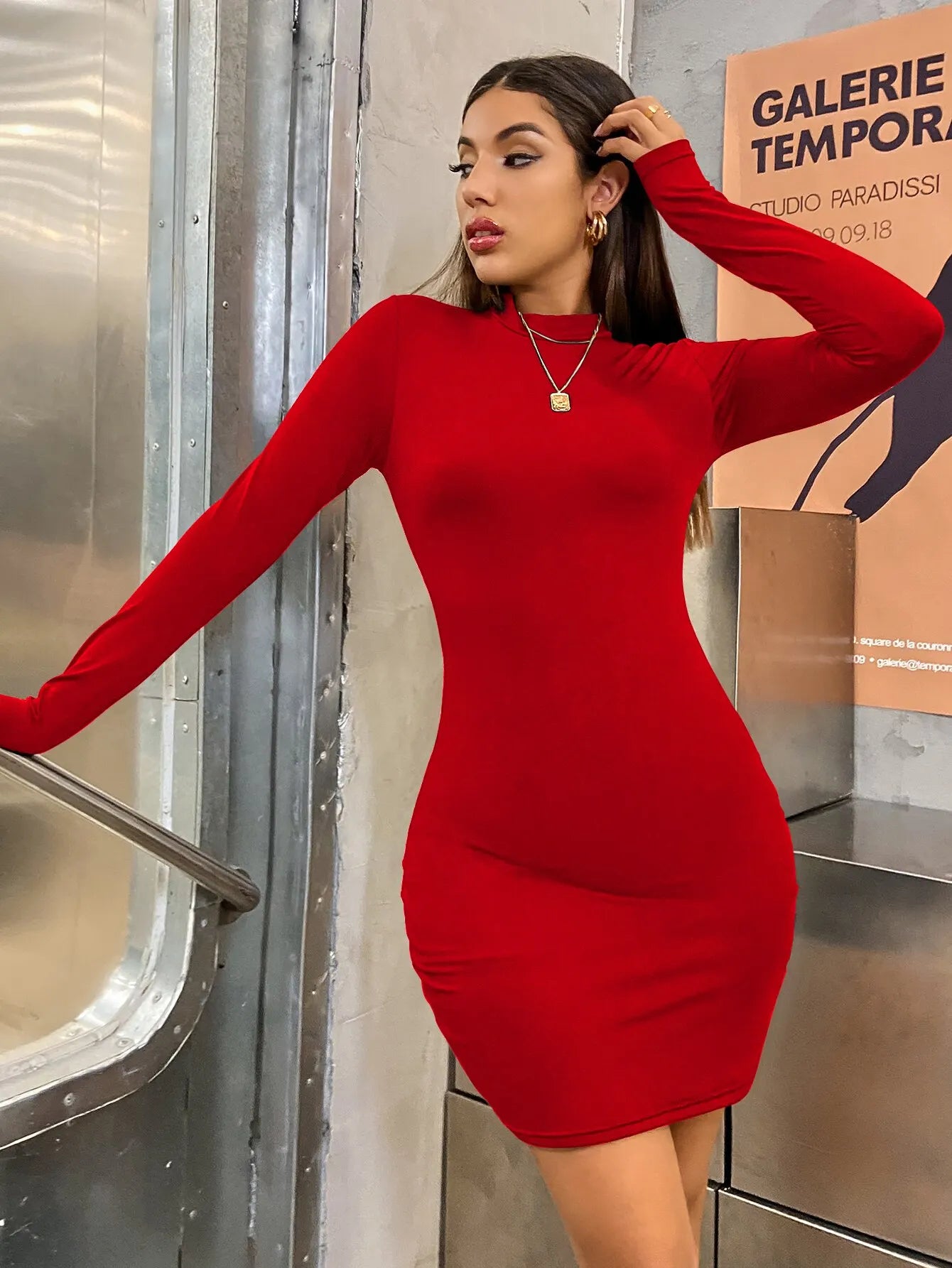 Slim fit mini šaty s dlhým rukávom a rolákom
