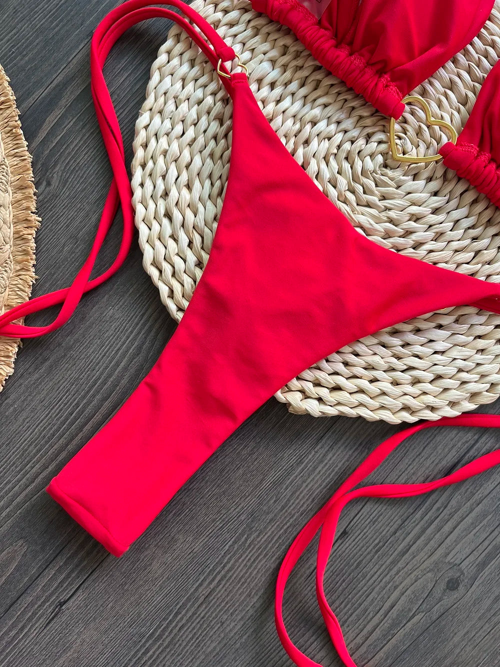Dvojdielne trojuholníkové bikiny s tangovým spodkom – sexi letný štýl