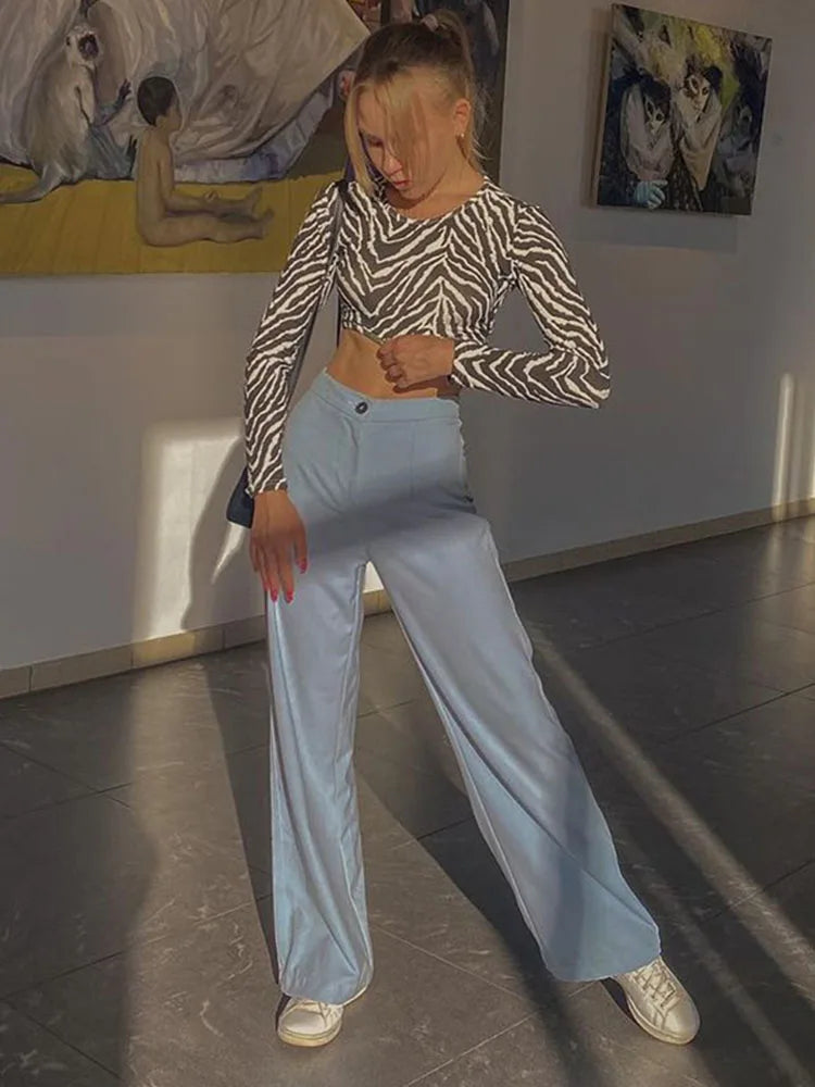Čierny priliehavý top s odhaleným chrbtom a šnurovaním – sexi a elegantný štýl
