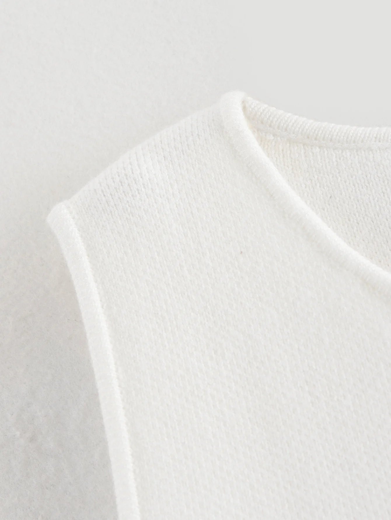 Pletený crop top s gombíkmi – letný basic streetwear