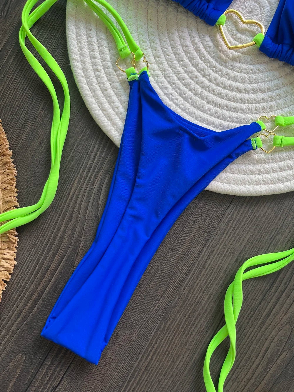Dvojdielne trojuholníkové bikiny s tangovým spodkom – sexi letný štýl