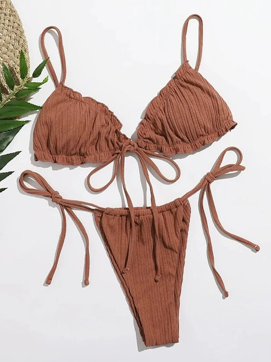 Jednofarebné bikiny s rebrovaným vzorom – push-up strih a viazanie