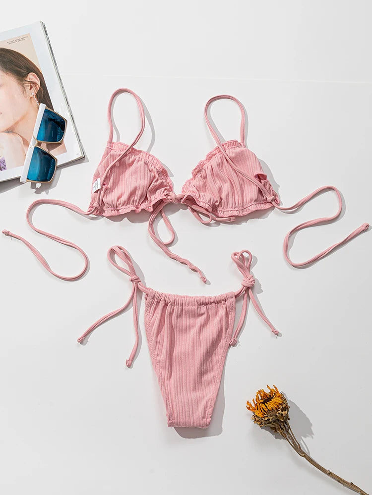 Jednofarebné bikiny s rebrovaným vzorom – push-up strih a viazanie