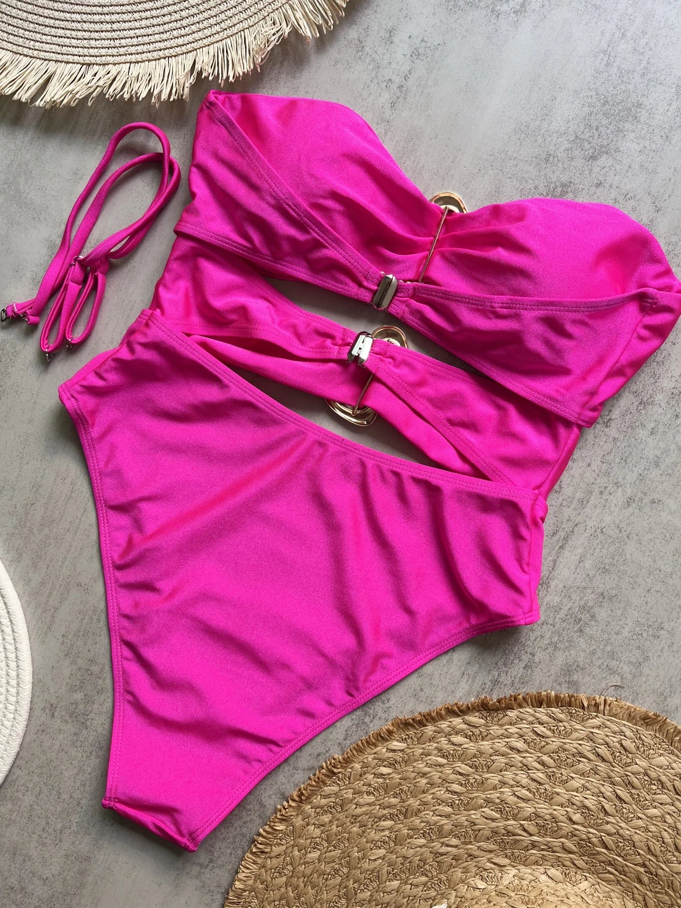 Jednodielne plavky s kovovými krúžkami a výrezmi – sexi bandeau strih