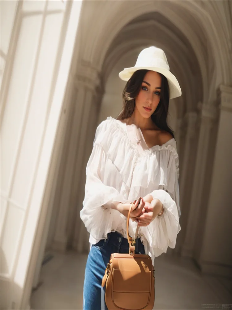 Priesvitná blúzka s výstrihom do V a volánmi – sexi boho štýl