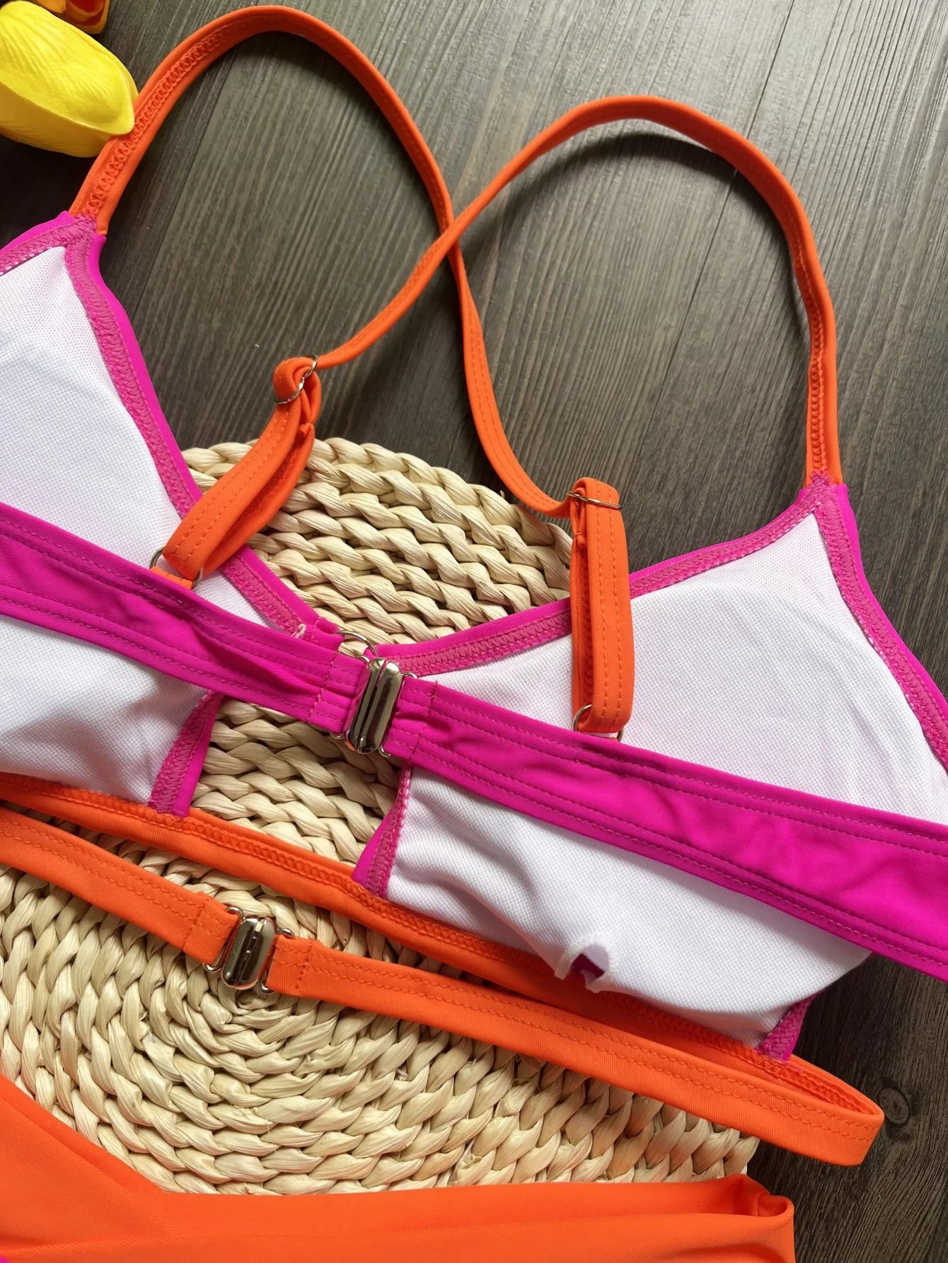 Jednofarebné trojuholníkové bikiny s tangovým spodkom – sexi brazílsky štýl