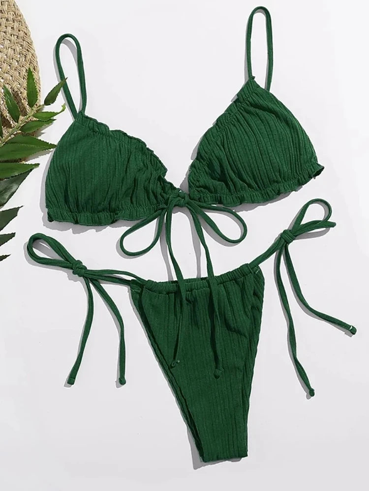 Jednofarebné bikiny s rebrovaným vzorom – push-up strih a viazanie