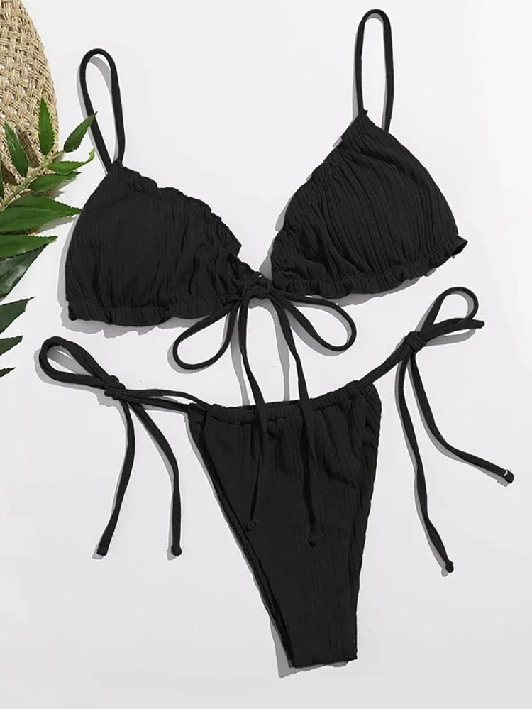Jednofarebné bikiny s rebrovaným vzorom – push-up strih a viazanie
