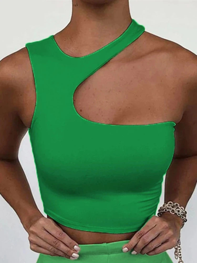 Asymetrický crop top s výrezom – sexi športový štýl bez ramien