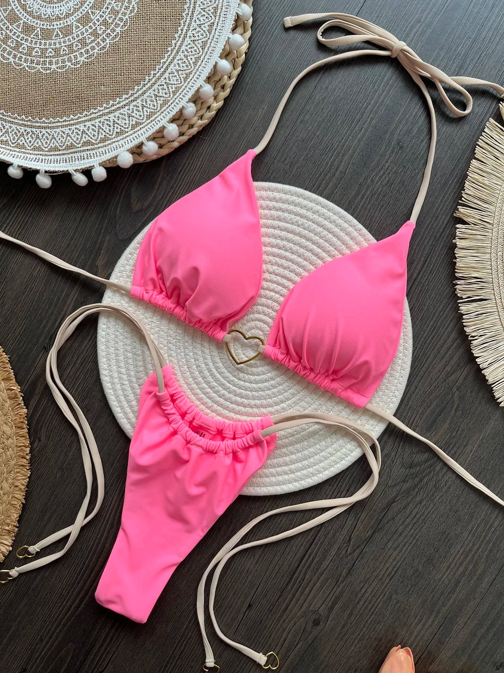 Dvojdielne trojuholníkové bikiny s tangovým spodkom – sexi letný štýl