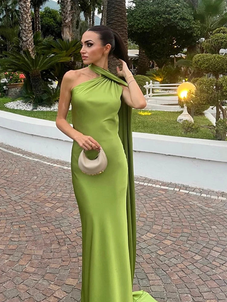 Elegantné dlhé šaty s holými ramenami a viazaním – letný ženský štýl