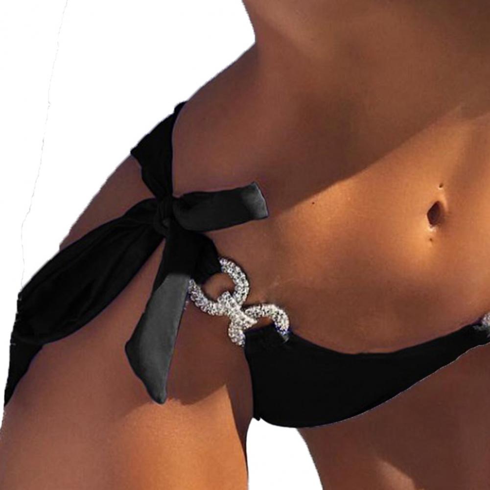 Dvojdielne bikiny s kamienkami – lesklý letný brazílsky štýl