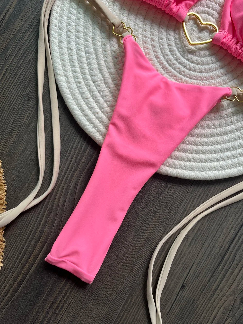 Dvojdielne trojuholníkové bikiny s tangovým spodkom – sexi letný štýl