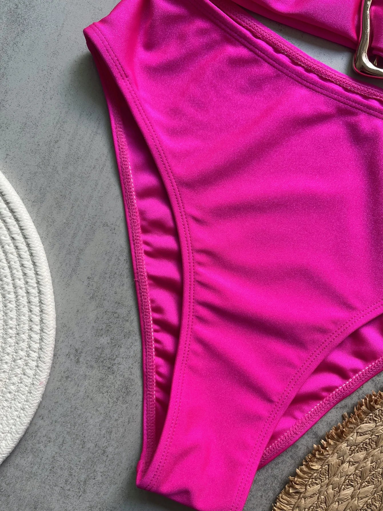 Jednodielne plavky s kovovými krúžkami a výrezmi – sexi bandeau strih