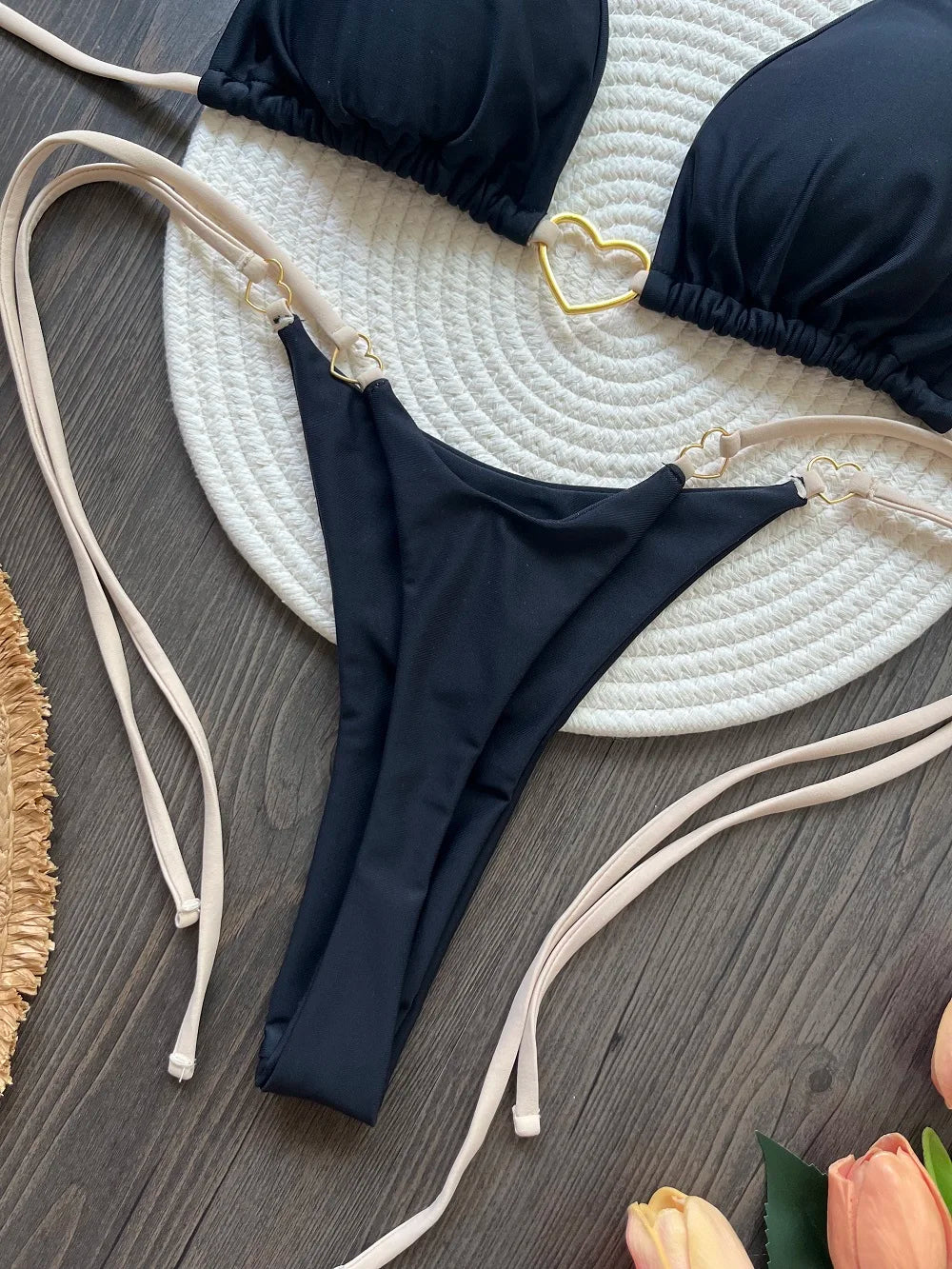 Dvojdielne trojuholníkové bikiny s tangovým spodkom – sexi letný štýl