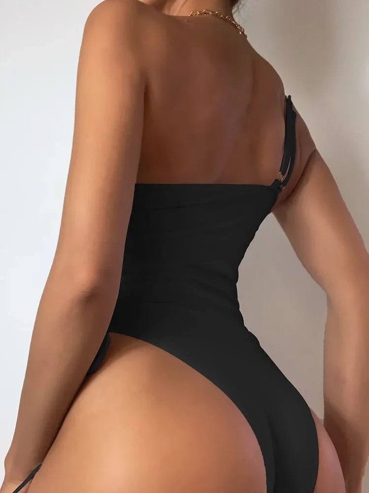 Jednodielne plavky s viazaním a push-up efektom – sexi bodysuit na pláž