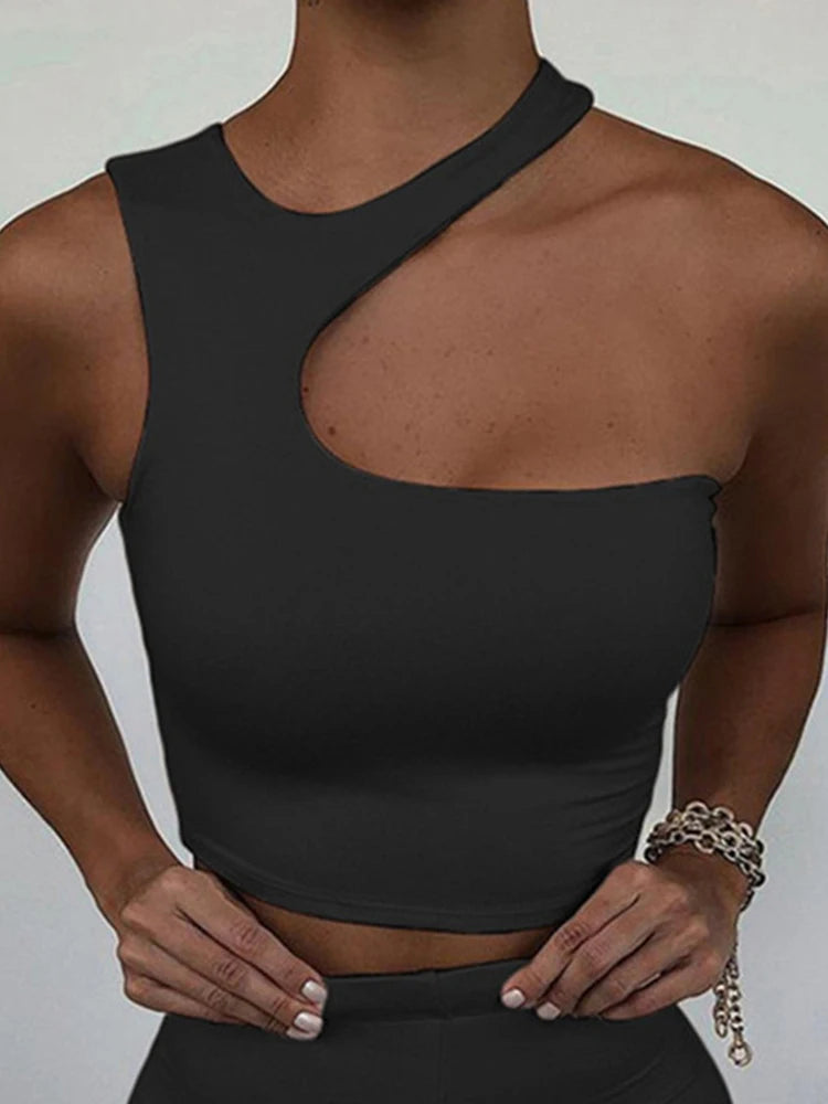 Asymetrický crop top s výrezom – sexi športový štýl bez ramien