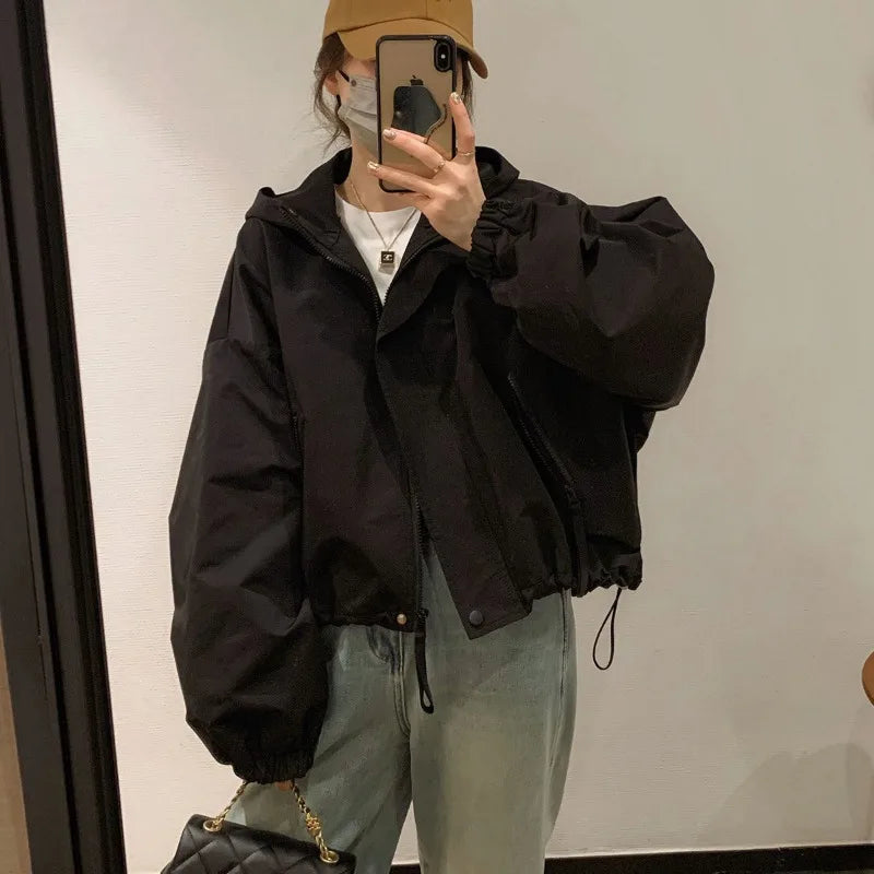 Dámska krátka bunda s kapucňou – voľná, štýlová