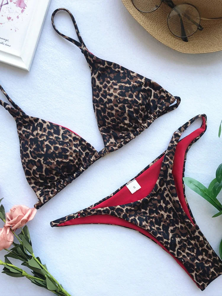 Dvojdielne plavky s leopardím vzorom – vysoký pás a trojuholníkový strih