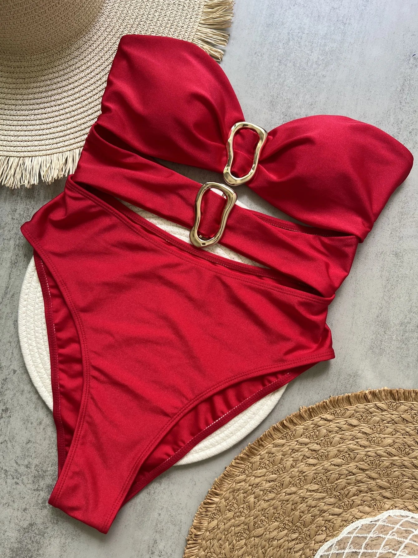 Jednodielne plavky s kovovými krúžkami a výrezmi – sexi bandeau strih