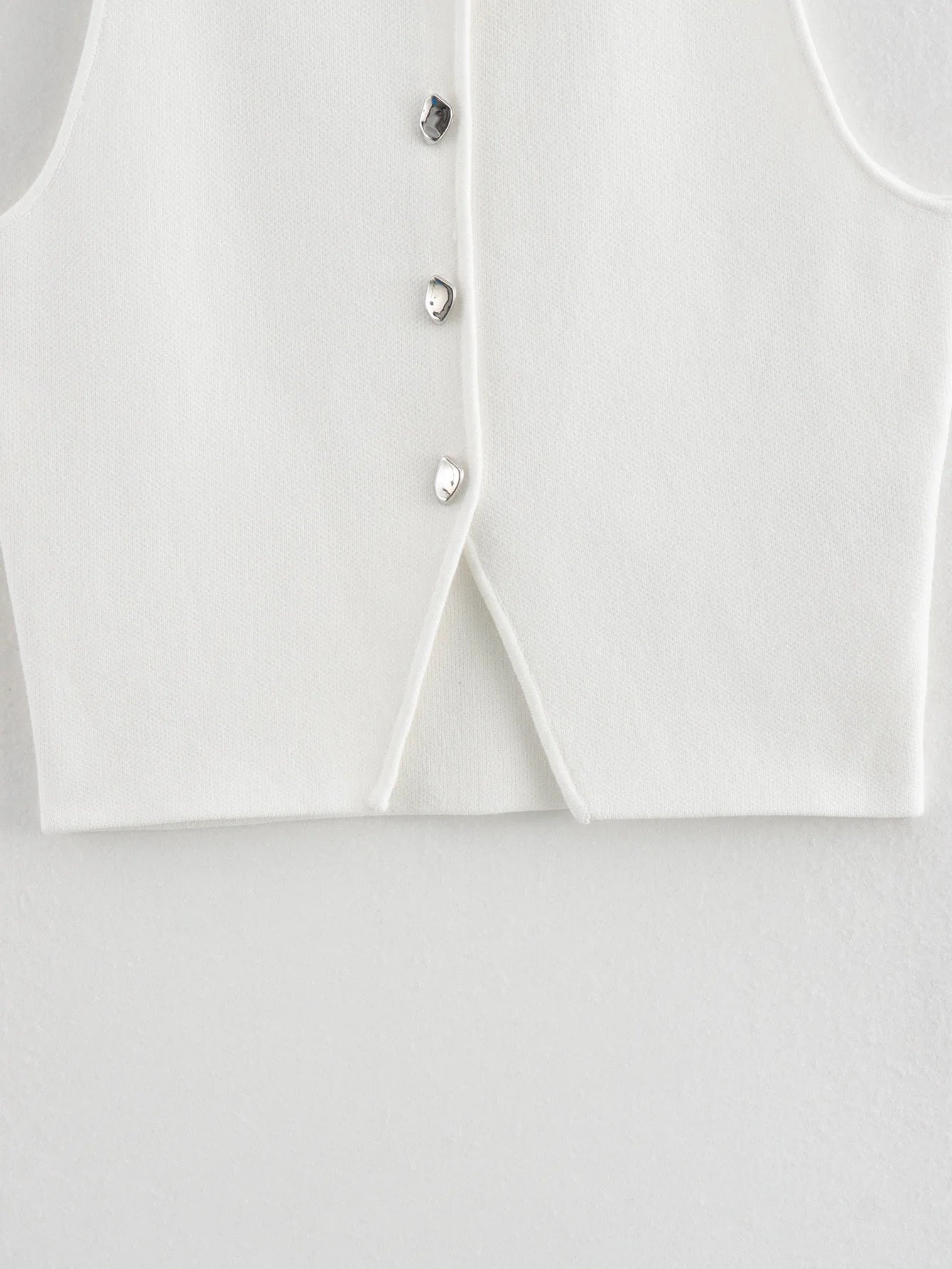 Pletený crop top s gombíkmi – letný basic streetwear