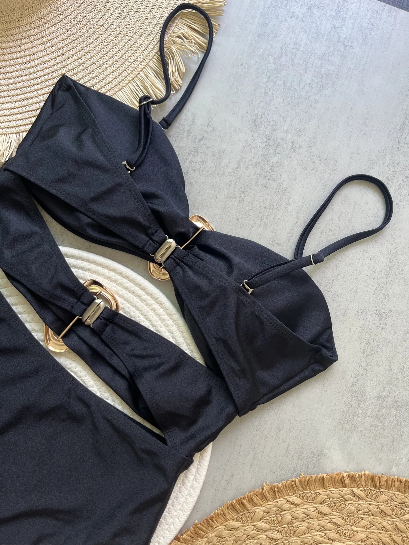 Jednodielne plavky s kovovými krúžkami a výrezmi – sexi bandeau strih