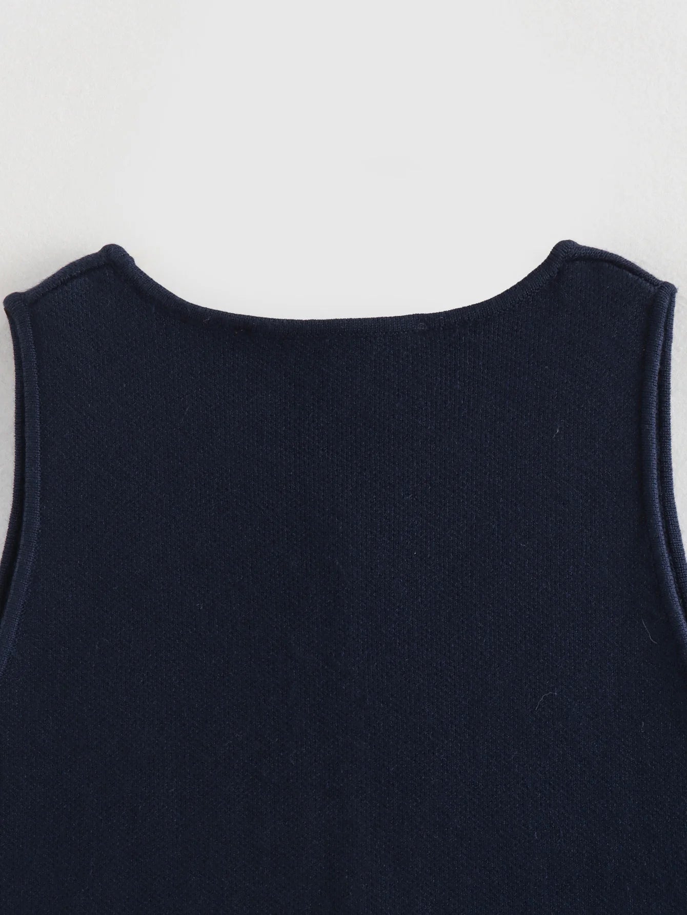 Pletený crop top s gombíkmi – letný basic streetwear