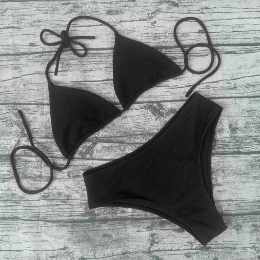 Jednofarebné trojuholníkové bikiny – klasický sexi strih na leto