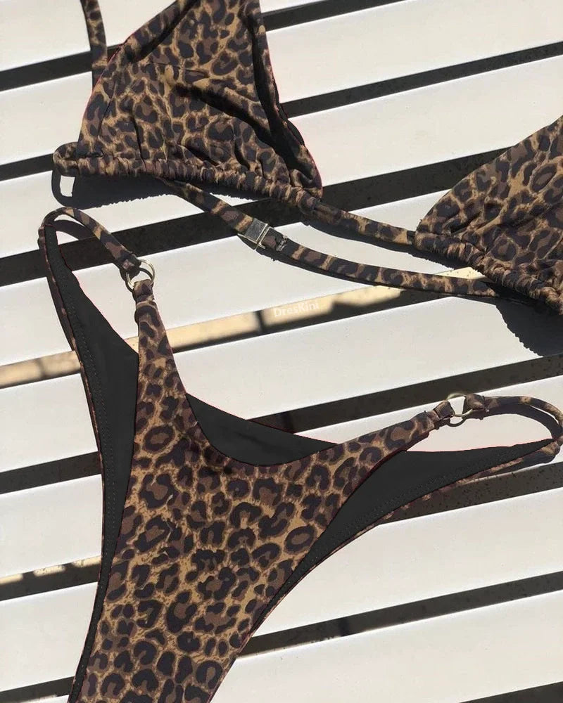 Dvojdielne plavky s leopardím vzorom – vysoký pás a trojuholníkový strih